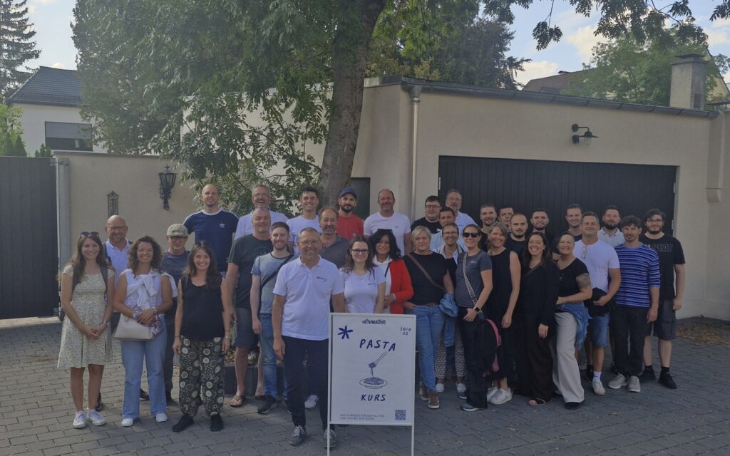 Team-Foto von Mitarbeiter:innen aus Augsburg, Müllheim und Schwarzenbach